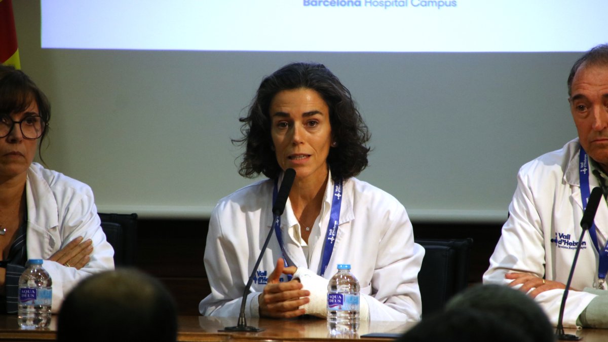 Una de les doctores que porta el president del Govern, Salvador Illa, a la Vall d'Hebron.