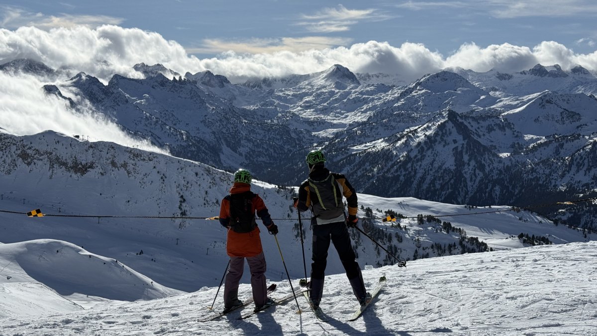 Esquiadores observando las montañas nevadas en Baqueira Beret.