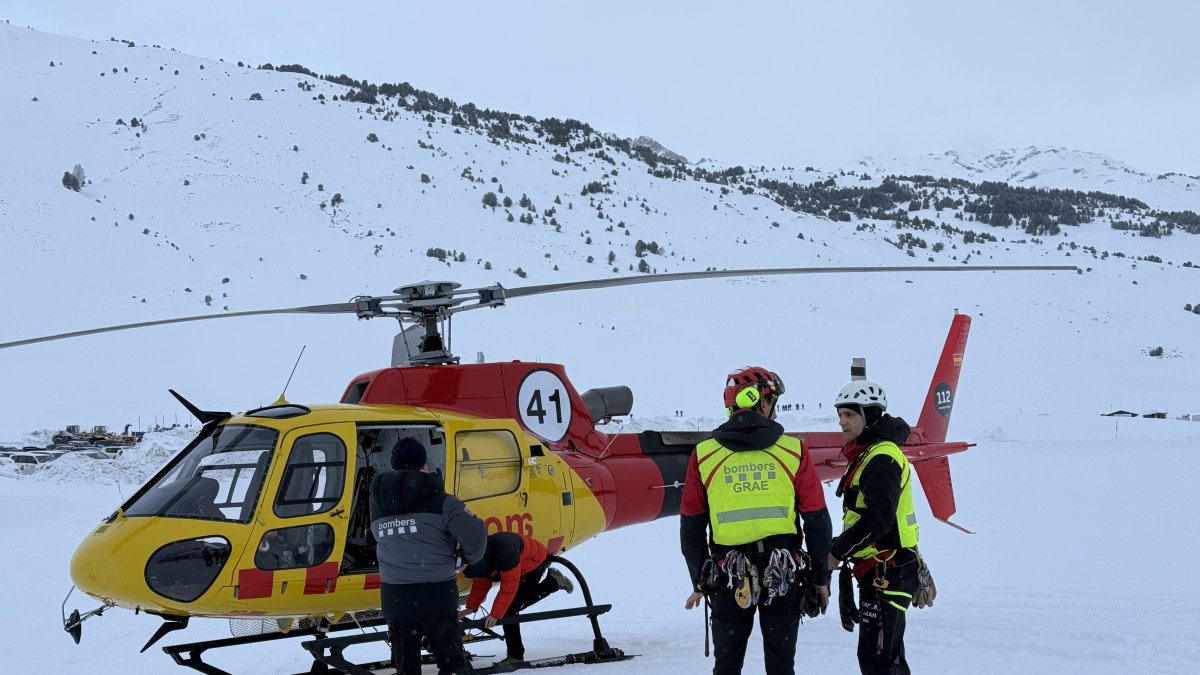 Un helicóptero de los Bomberos y efectivos para participar en la búsqueda este lunes de un posible segundo esquiador atrapado en el alud fuera de pistas de Baqueira Beret.