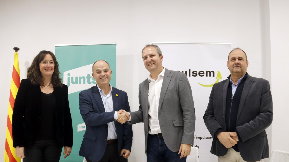 El secretari general de Junts, Jordi Turull, i el secretari general d'Impulsem Lleida, Manel Solé, es donen la mà després de signar el pacte de coalició per a les pròximes eleccions municipals.