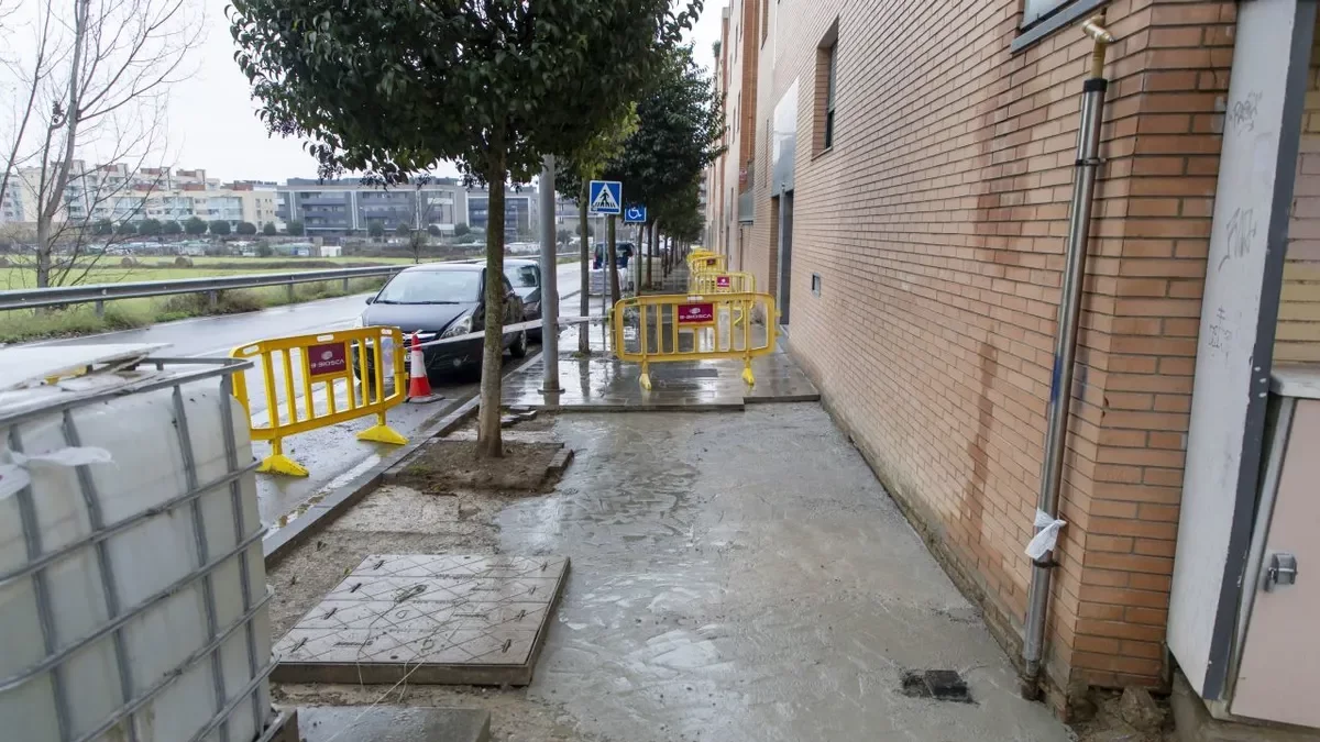 Les obres consisteixen a renovar els trams enfonsats de la vorera i afecten uns 65 metres quadrats. - JORDI ECHEVARRIA