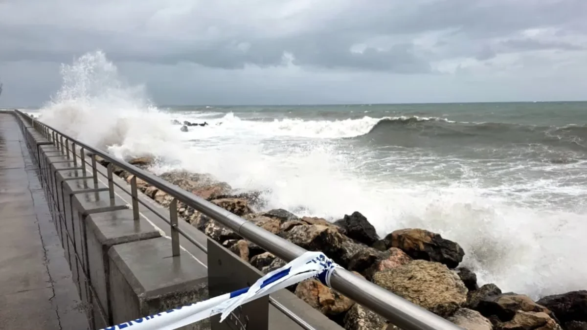 El paseo marítimo de l’Escala cortado por fuerte oleaje. - ACN