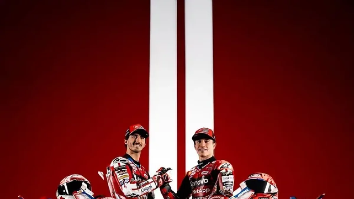 Bagnaia y Márquez posan junto a la nueva moto, con colores especiales por el centenario de Ducati. - DUCATI CORSE