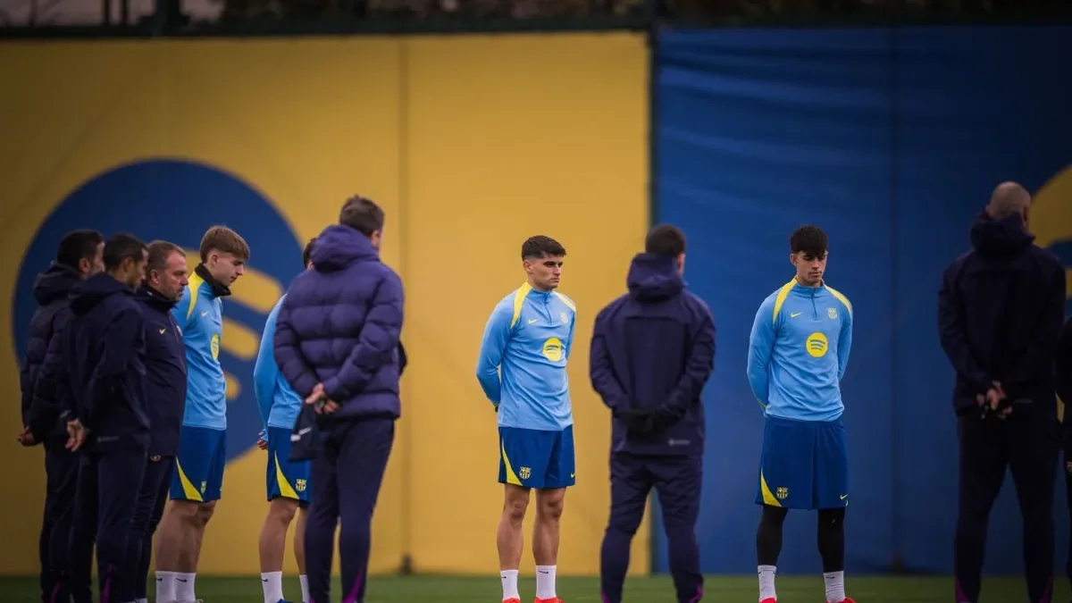 Jugadores y cuerpo técnico del Barça guardando un minuto de silencio por las víctimas de Adamuz. - FCB