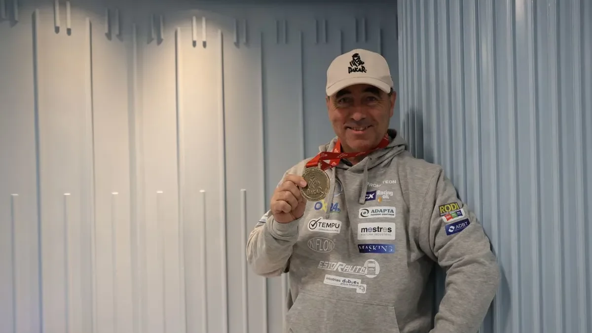 Jordi Esteve posa con la medalla de ‘finisher’ pocas horas después de regresar a Lleida. - AMADO FORROLLA