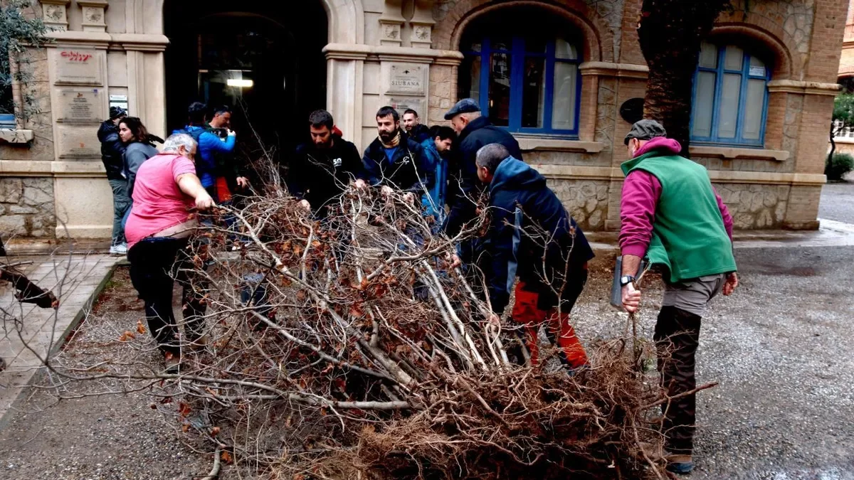 Payeses dejando un avellano frente a la sede de Agricultura. - ACN