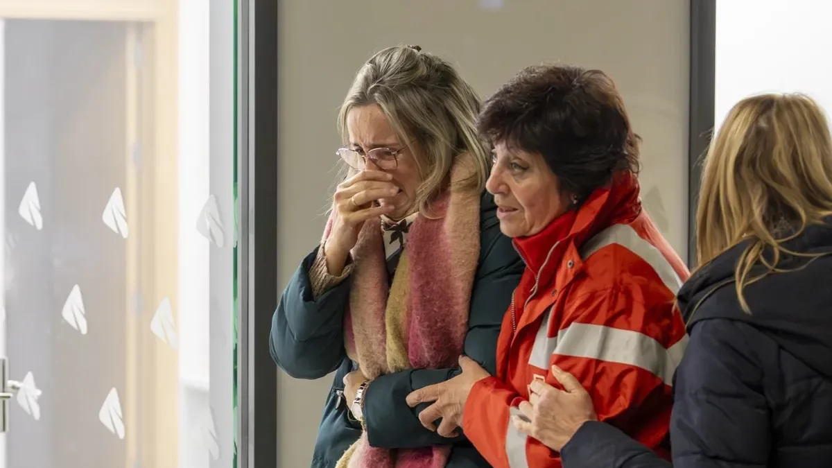 La familiar de una de las víctimas recibiendo atención por parte de la Cruz Roja. - EUROPA PRESS