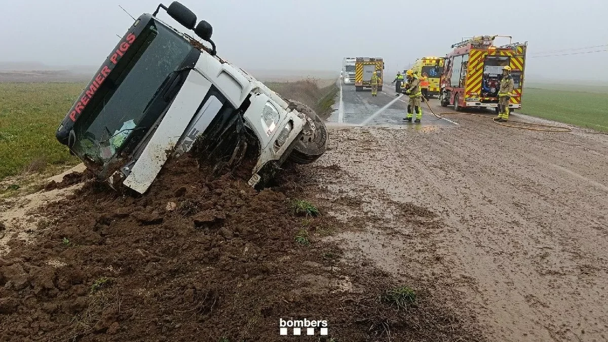 Un camió va bolcar ahir al matí a la C-53 a Bellcaire. - BOMBERS