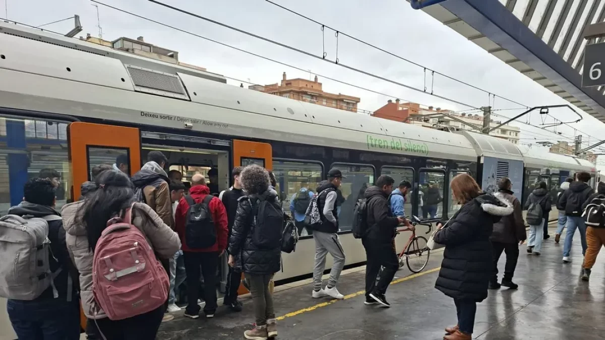 Usuaris de la línia que ahir van estrenar la nova freqüència. - E. FARNELL