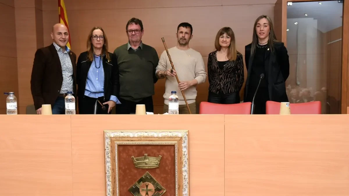 Dolors Tella, segunda por la izquierda, y Sergi Balcells con la vara. - J.M.LLOVERA