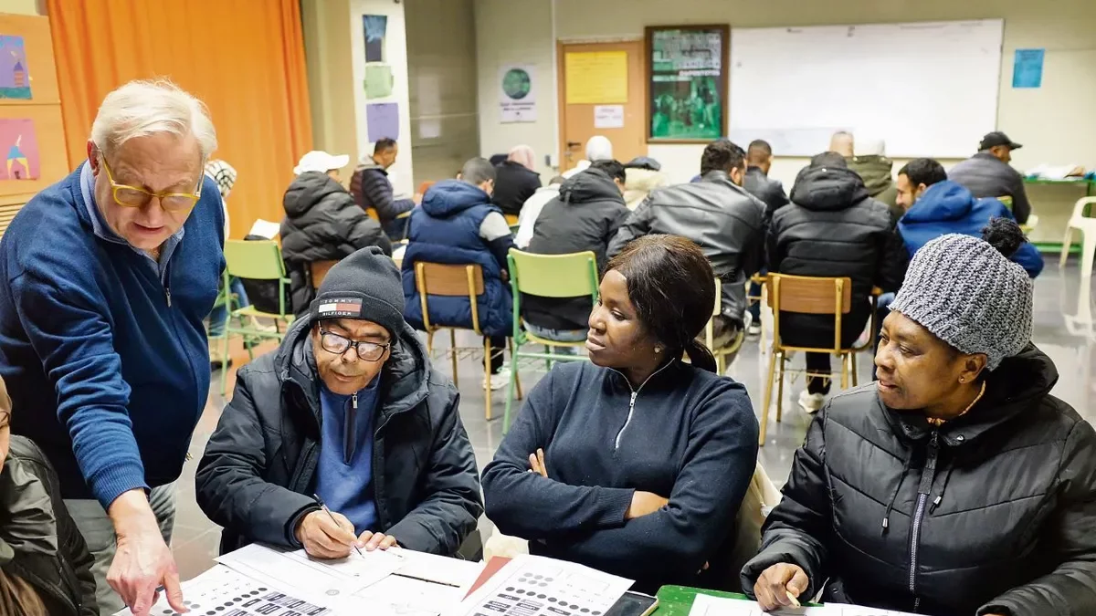 Uno de los talleres de enseñanza de catalán. - ESCOLA POPULAR DE BALÀFIA