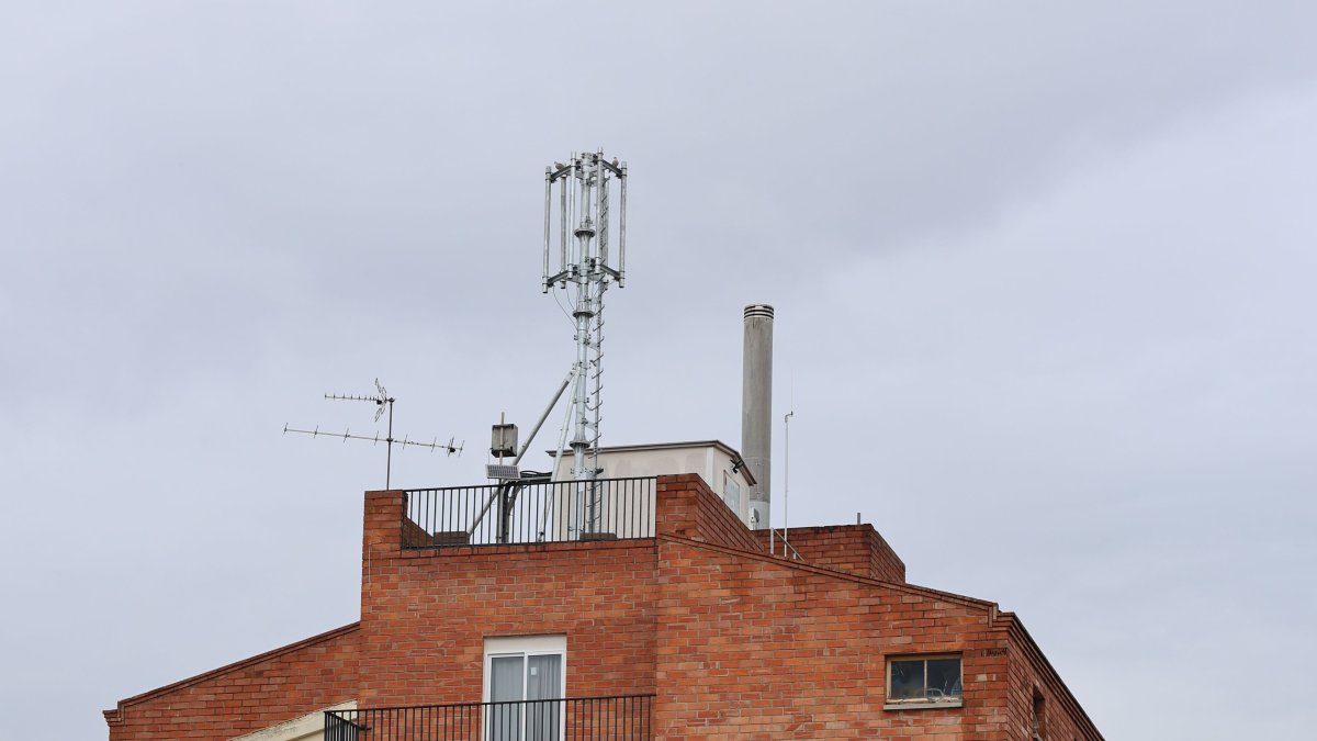 L’edifici de Ca la Cileta, amb l’antena de telefonia a la teulada.