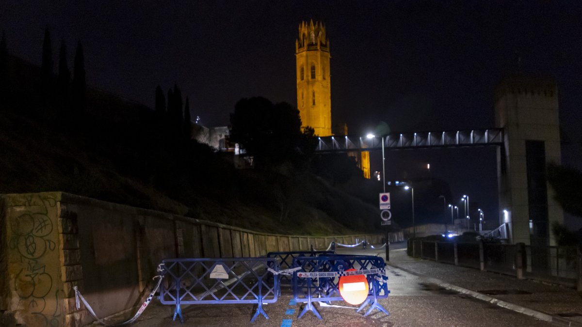 La Paeria va tallar el camí de la Ronda de la Seu Vella per la caiguda de pedres del mur perimetral.