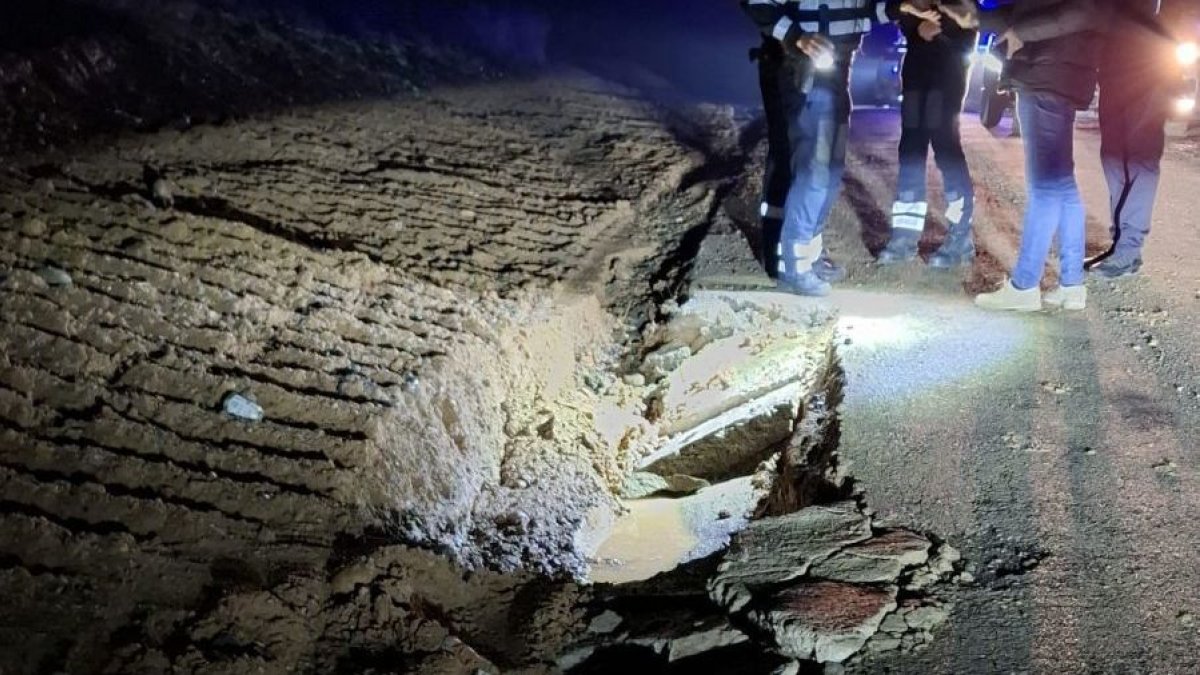 Vista del pavimento hundido este lunes en la partida Cuatro Pilans.