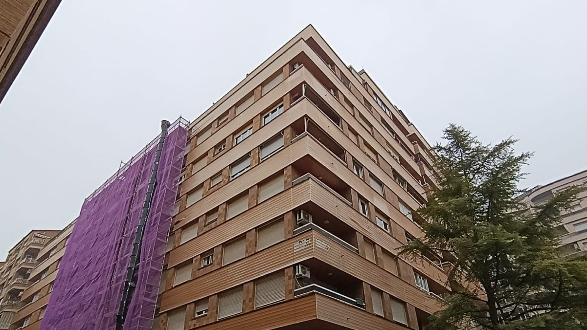 El edificio está situado en el número 48 de la calle Doctor Combelles.