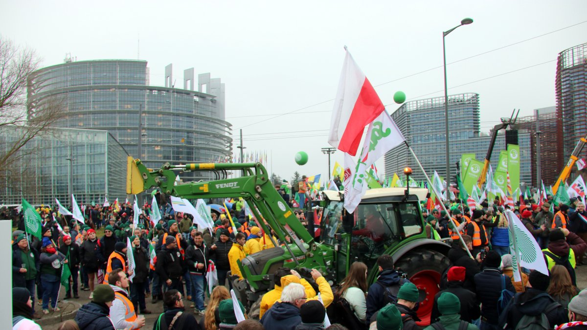 Desenes de tractors i agricultors protesten contra el Mercosur davant del Parlament Europeu.