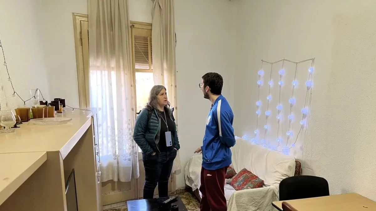 La directora d’Arrels, Rosa Majoral, en un dels pisos. - ACN