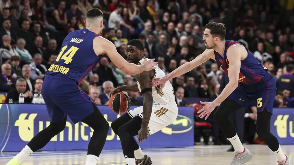 Willy Hernangómez i Satoransky defensen un jugador visitant. - EUROPA PRESS