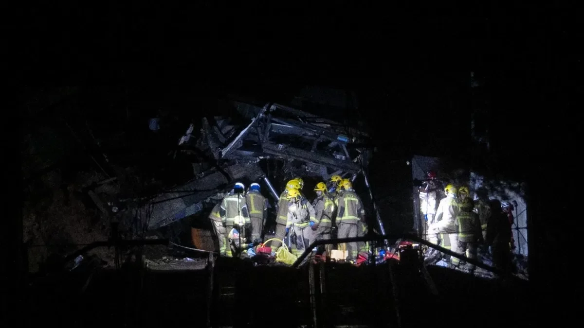 Els Bombers treballant a l'accident de tren a Gelida. - EUROPA PRESS