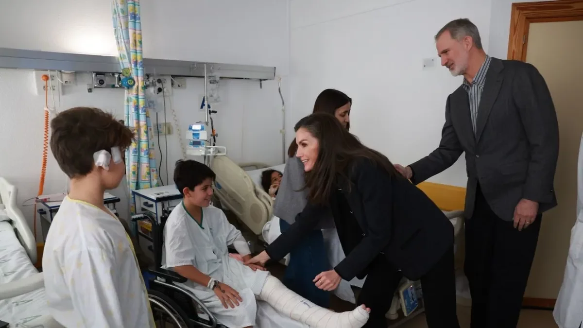 Els reis xarren amb nens ferits durant l’accident. - EFE