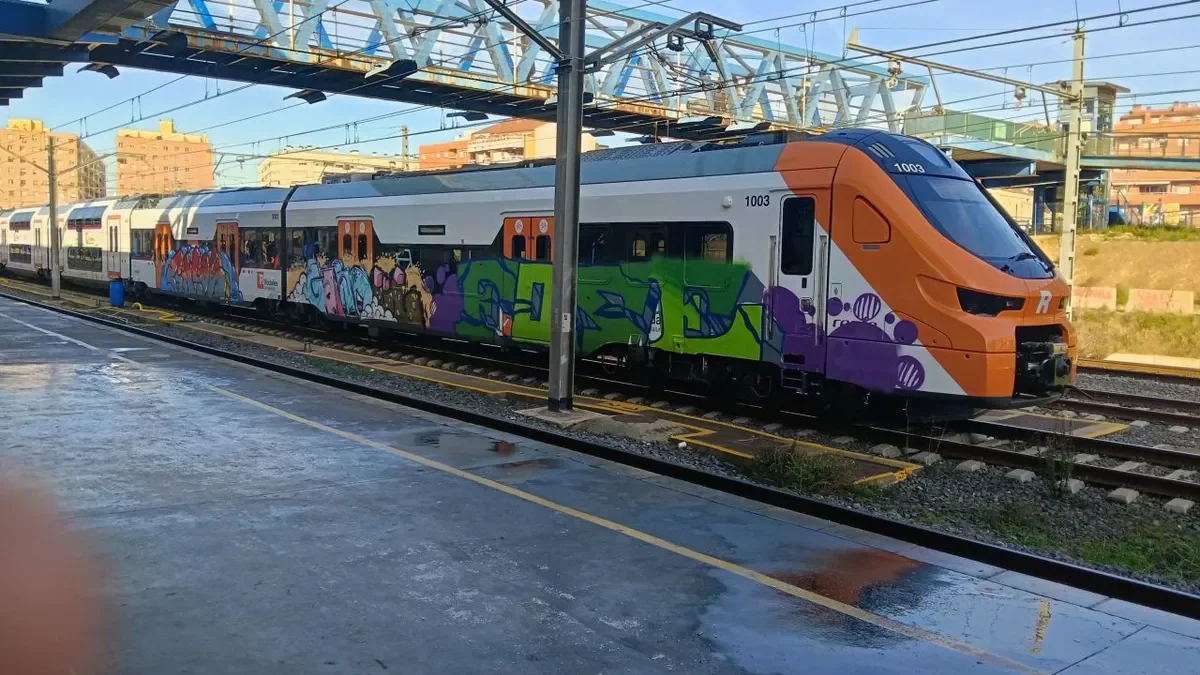 Uno de los nuevos trenes de Renfe para Rodalies, en pruebas la semana pasada en Lleida y vandalizado.