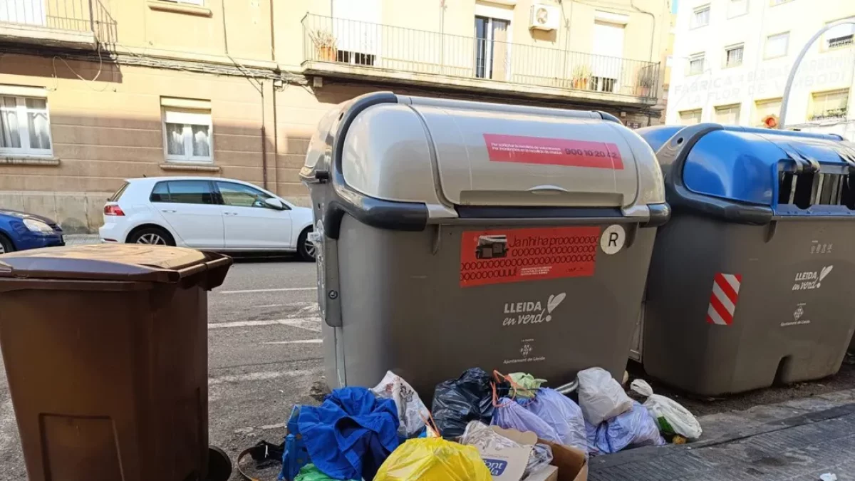 Brossa a la vorera fora dels contenidors en un carrer de Lleida.