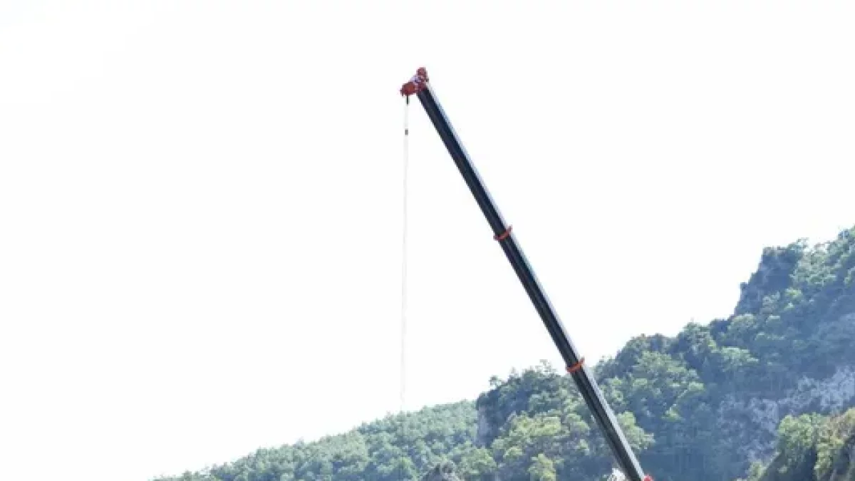 El rescat de la víctima mortal es va allargar més de sis hores, al quedar la cabina submergida. - C. SANS