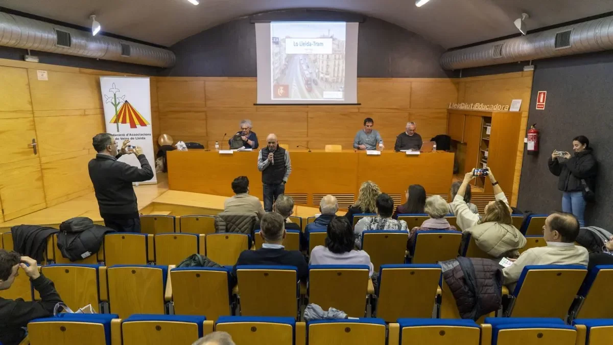 La presentació del projecte per crear una línia de tramvia es va fer ahir a la sala Jaume Magre. - PAU PASCUAL PRAT
