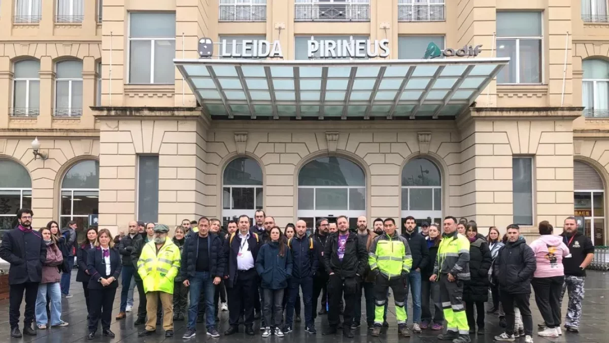 El minut de silenci de treballadors ferroviaris d’ahir davant l’estació de Renfe de Lleida. - CCOO