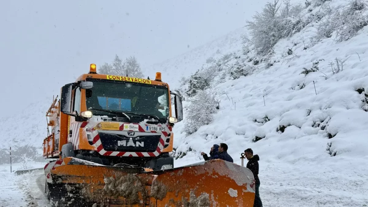 Una màquina llevaneu ahir al seu pas pel port del Cantó. - ACN