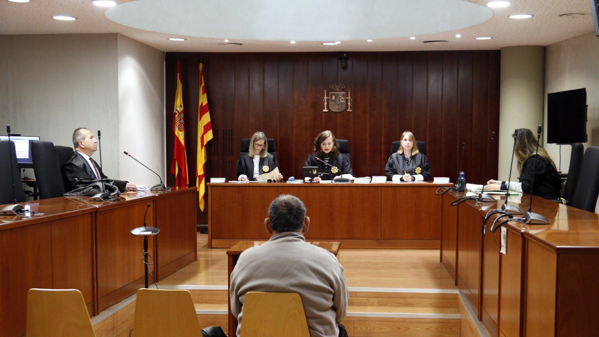 L'home acusat d'agredir sexualment la seua filla, durant el judici aquest dimecres a l'Audiència de Lleida.