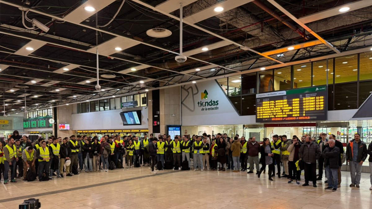 Els treballadors de Renfe fan un minut de silenci al vestíbul de l'estació de Sants.