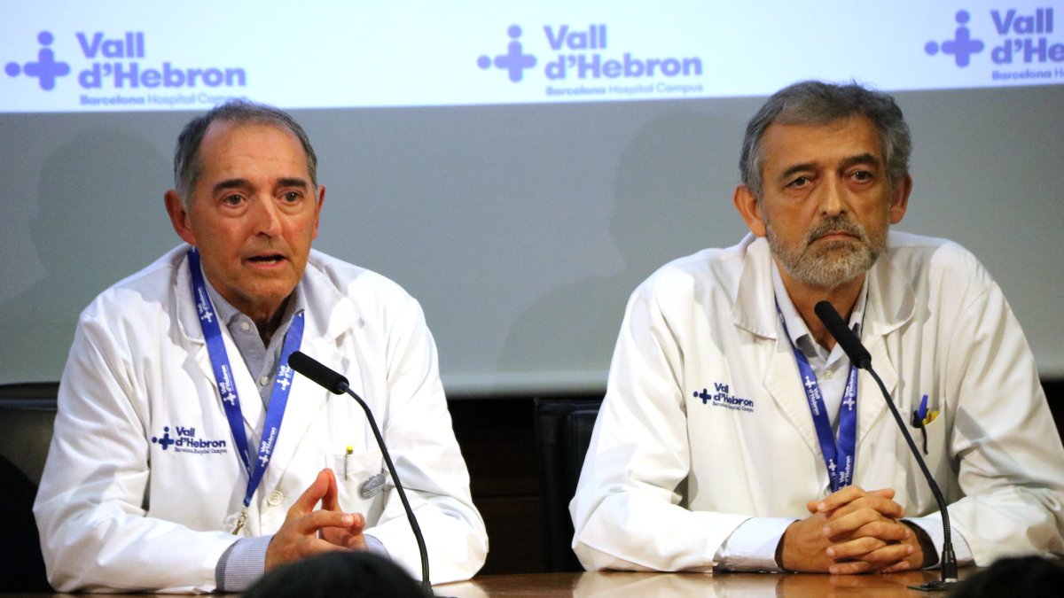 El director gerent de l'Hospital Vall d'Hebron, Albert Salazar, i el director clínic del Servei de Diagnòstic per la Imatge, Manel Escobar, en la seua compareixença de dilluns.