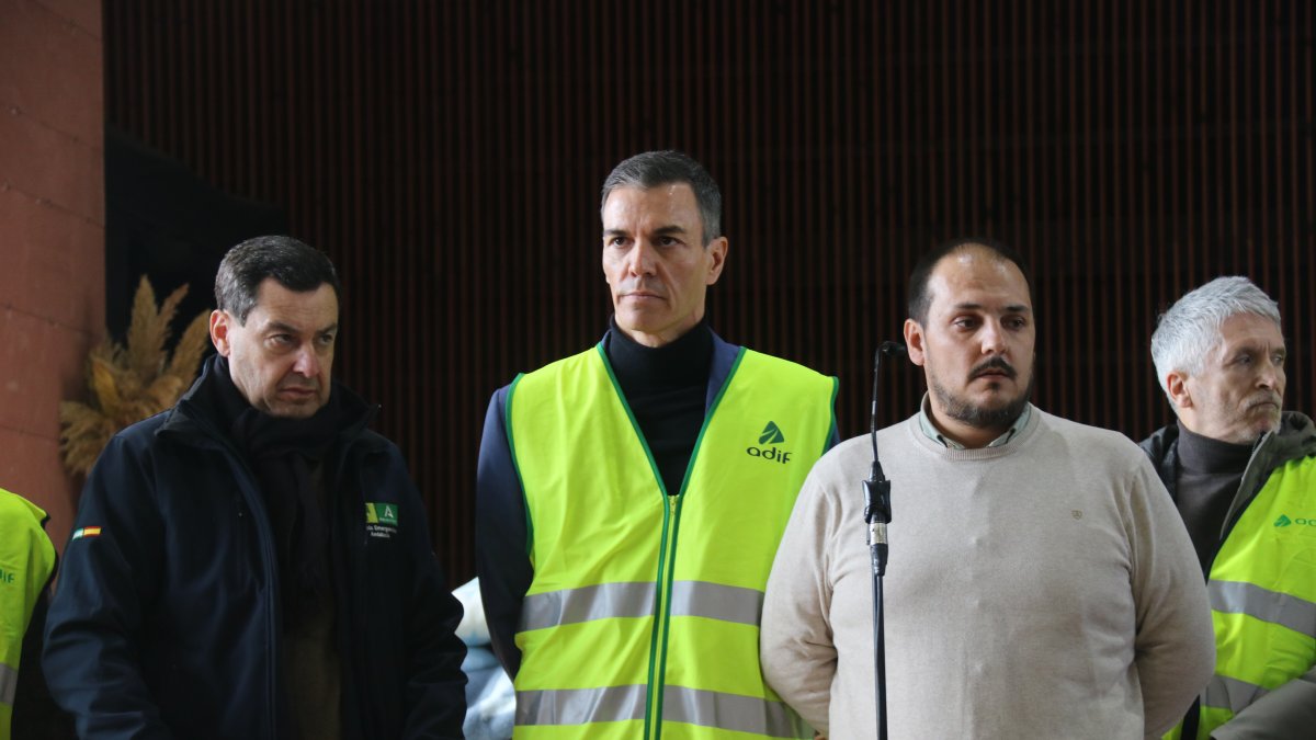 Sánchez, Moreno Bonilla i l'alcalde d'Adamuz, Rafael Angel Moreno.