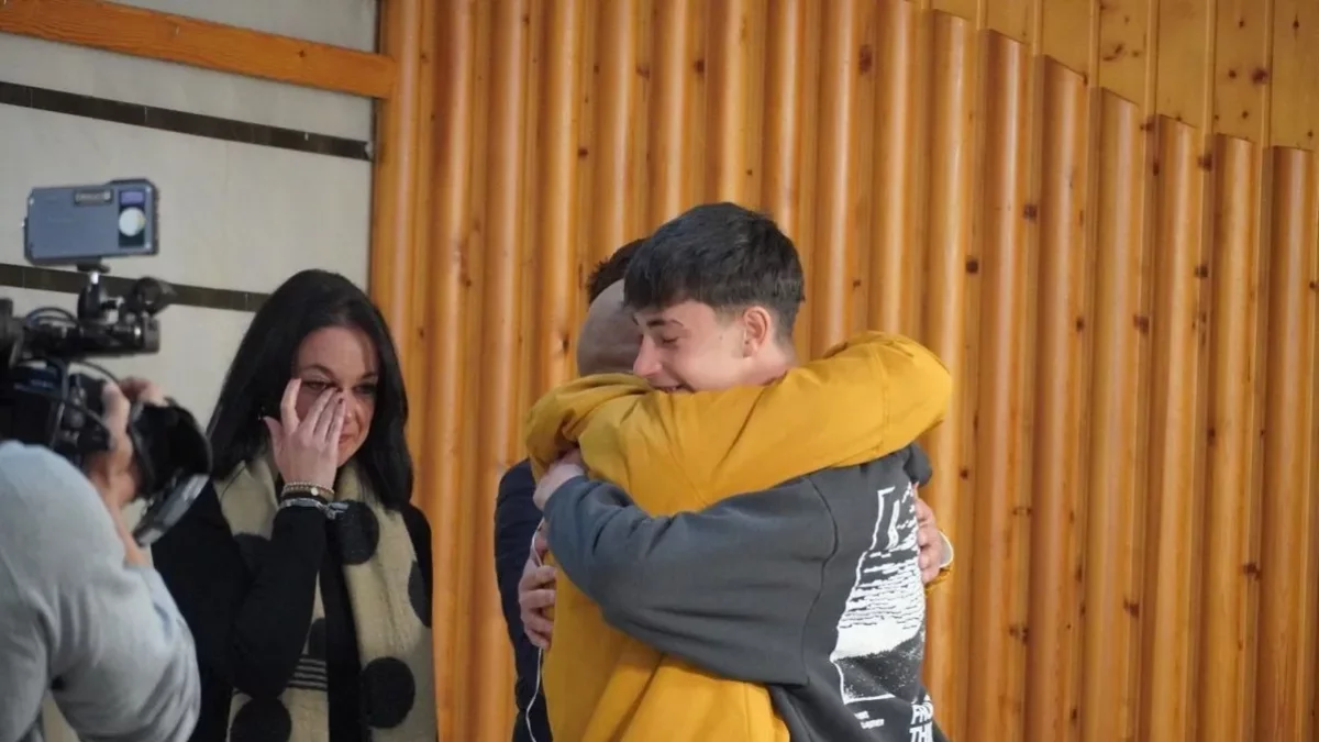 Un joven se abraza con el padre de una víctima a la que ayudó. - EUROPA PRESS