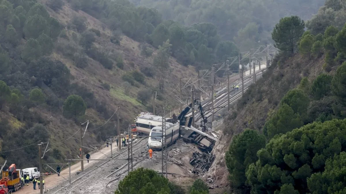 Restos del Alvia siniestrado en la colisión con un Iryo el pasado domingo aún en la vía. - EFE