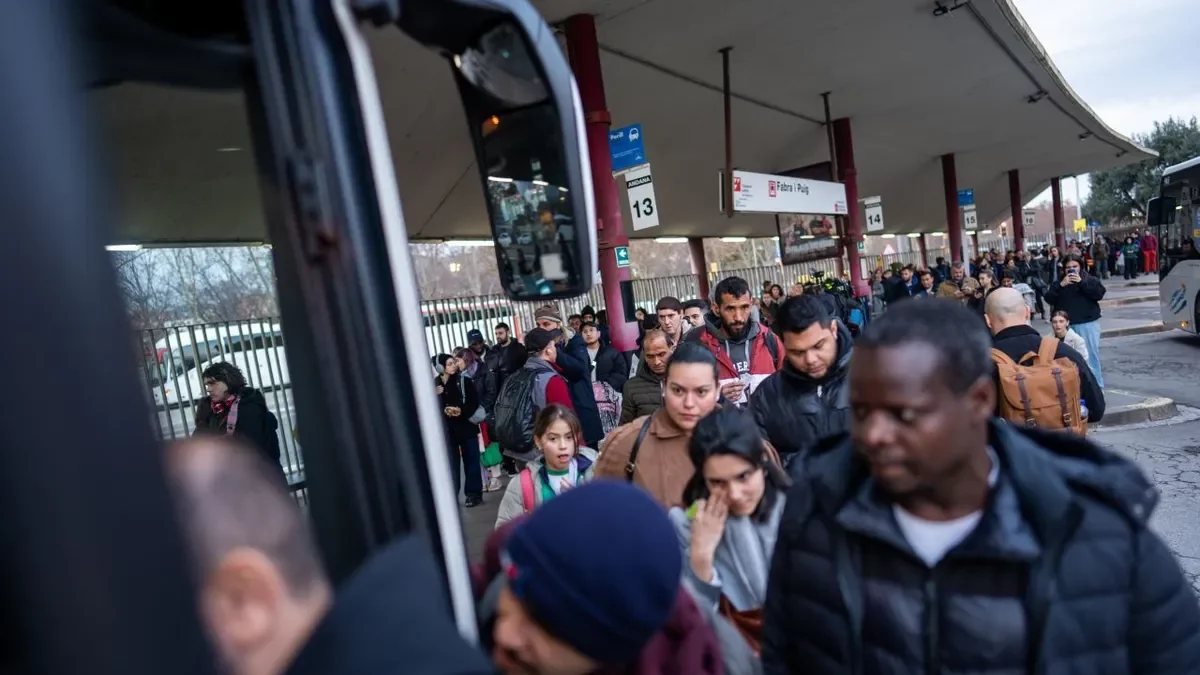 Largas colas en la estación de Fabra i Puig para intentar subir a un autobús. - ACN