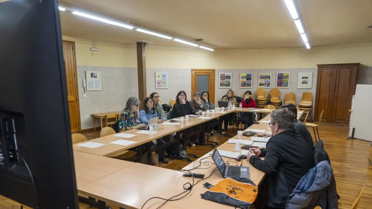 Reunió ahir del Consell Municipal per als Drets de les Persones LGBTI a la sala Paulo Freire. - PAU PASCUAL PRAT