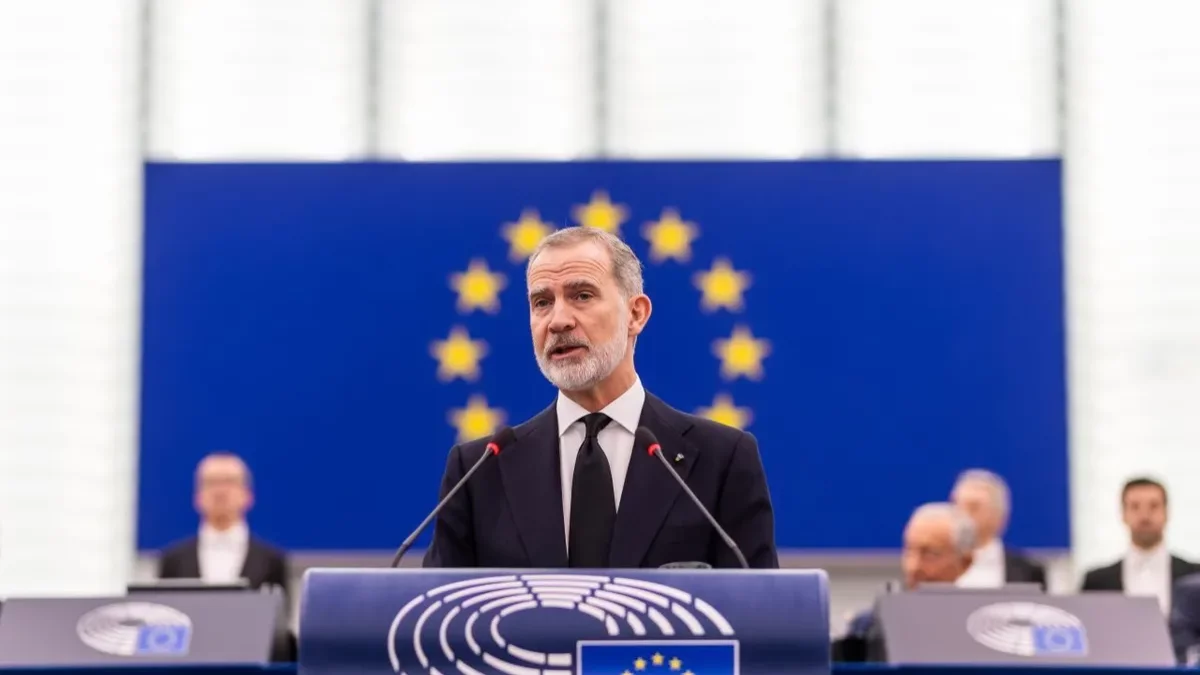El rei demana a la UE “unitat, normes i diàleg”. Felip VI va assegurar ahir davant de la sessió plenària del Parlament Europeu, amb motiu del 40 aniversari de l’adhesió d’Espanya i Portugal a la Unió Europea, que la unitat d’Europa és la seua força, “que la força sense principis equival a la barbàrie” i que Europa “no pot acceptar, i encara menys avalar, plantejaments geopolítics d’una altra època com si fossin signes d’un temps nou”. - PHILIPP VON DITFURTH / DPA