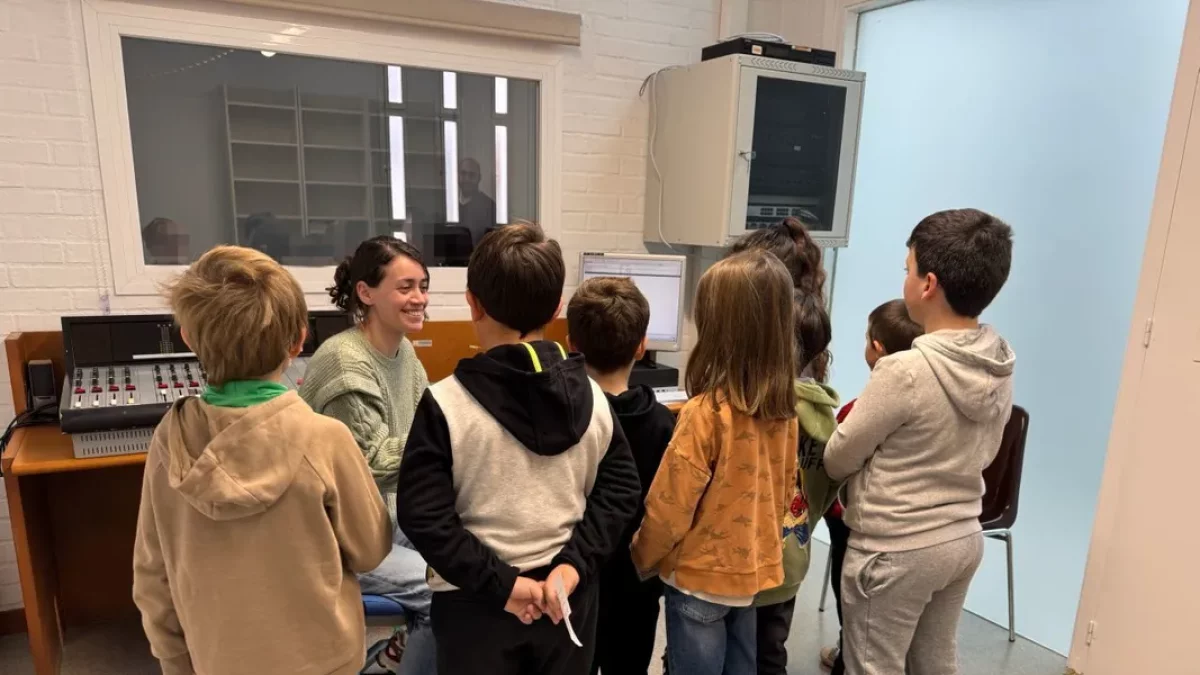 Escolars d’Arbeca divulguen l’actualitat del seu col·legi a la ràdio local