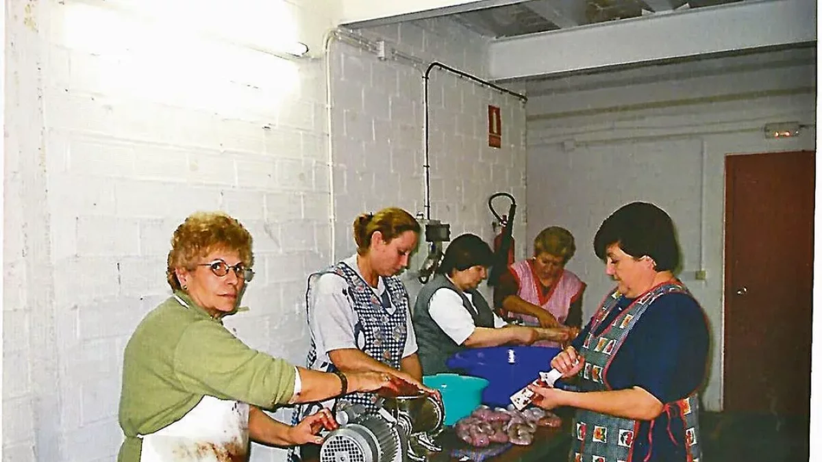 Elaboración del ‘mandongo’ en los años ochenta. - ASSOCIACIÓ DE MESTRESSES DE CASA D’ALCARRÀS