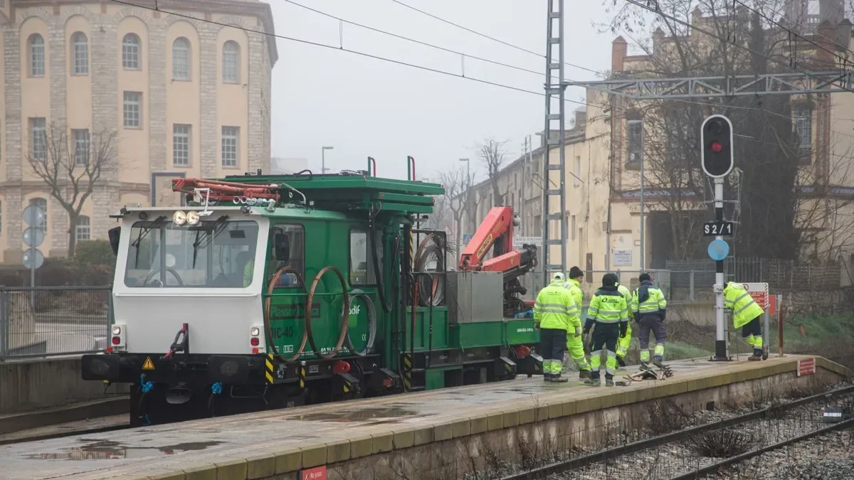 La màquina que va xocar amb la roca, estacionada després de l’accident a l’estació de Cervera. - JORDI BONILLA