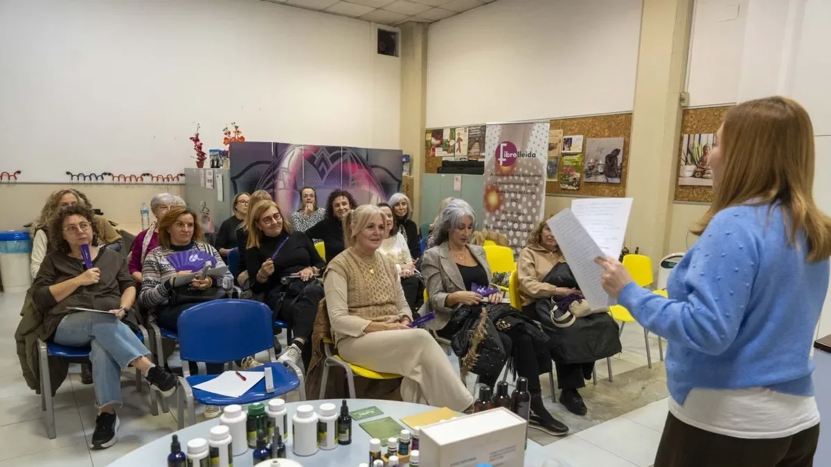 Un taller de relaxació, ahir a la seu de l’associació Fibrolleida. - PAU PASCUAL PRAT