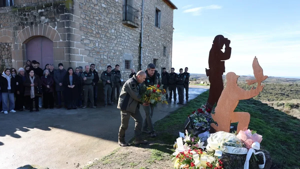 Acto de homenaje ayer en la escultura que recuerda a Xavier Ribes y David Iglesias en Mas de Melons. - AMADO FORROLLA