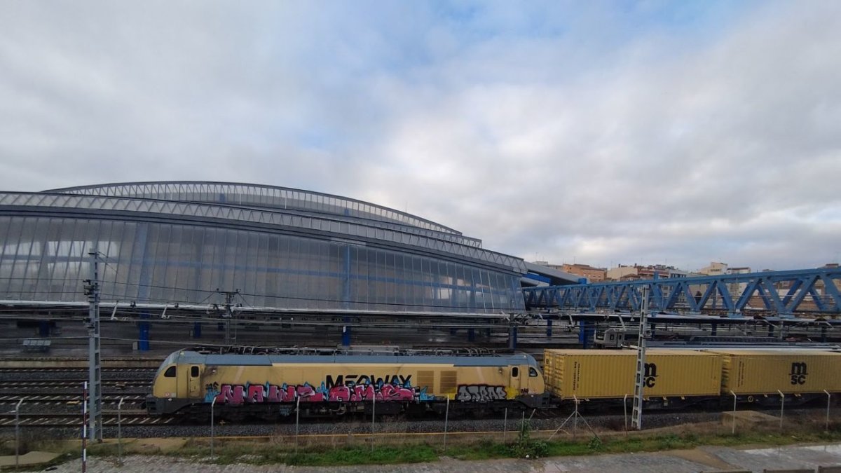 Un tren de mercancías, parado ayer a la estación de Lleida.