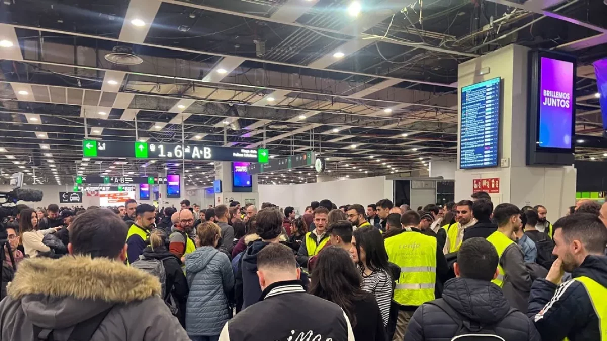 Unos 50 maquinistas protestando ayer en Sants. - ACN