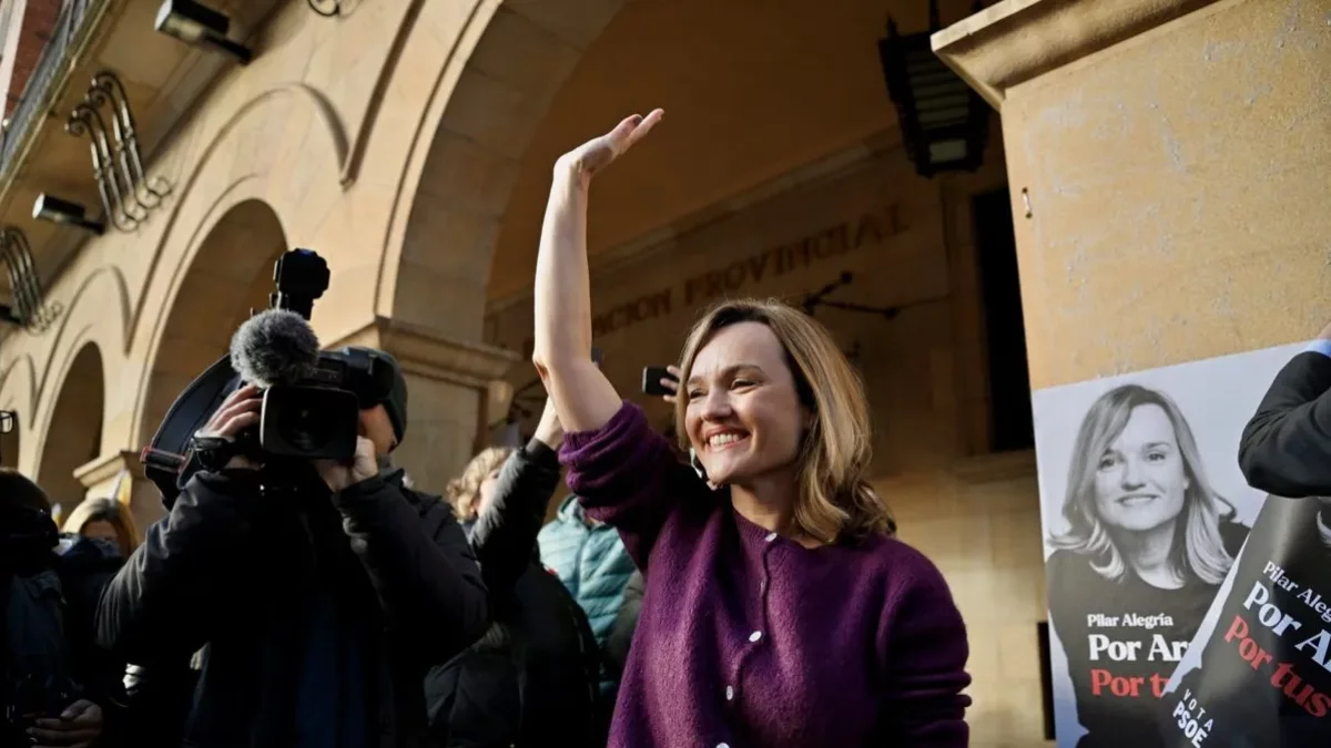 La candidata del PSOE en la tradicional pegada de carteles. - X/PILAR ALEGRÍA