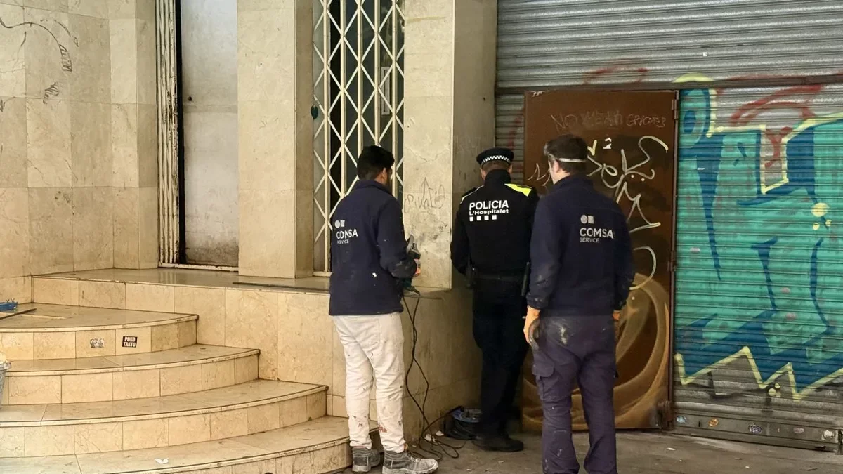 La Guardia Urbana accediendo al local donde ocurrió el crimen. - ACN