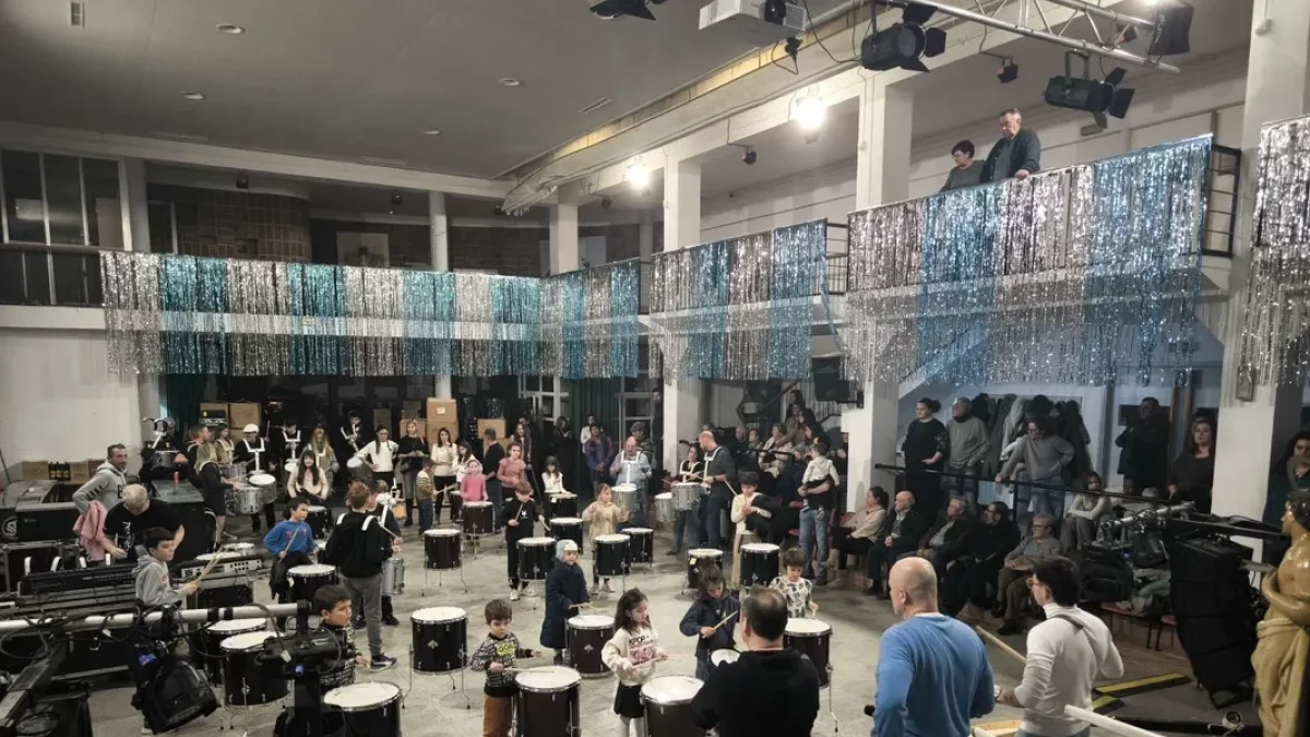 Unas 60 personas participaron en el repique de los tambores. - A.TORRELAMEU