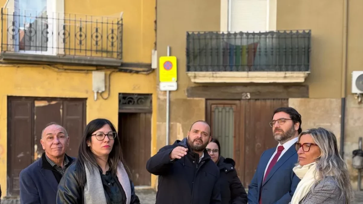 La visita de Ferran Pedret, segundo por la derecha, al centro histórico de Balaguer. - PSC